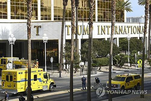 테슬러 트럭이 폭발한 미국 라스베이거스의 트럼프호텔.<라스베이거스 AP=연합뉴스>